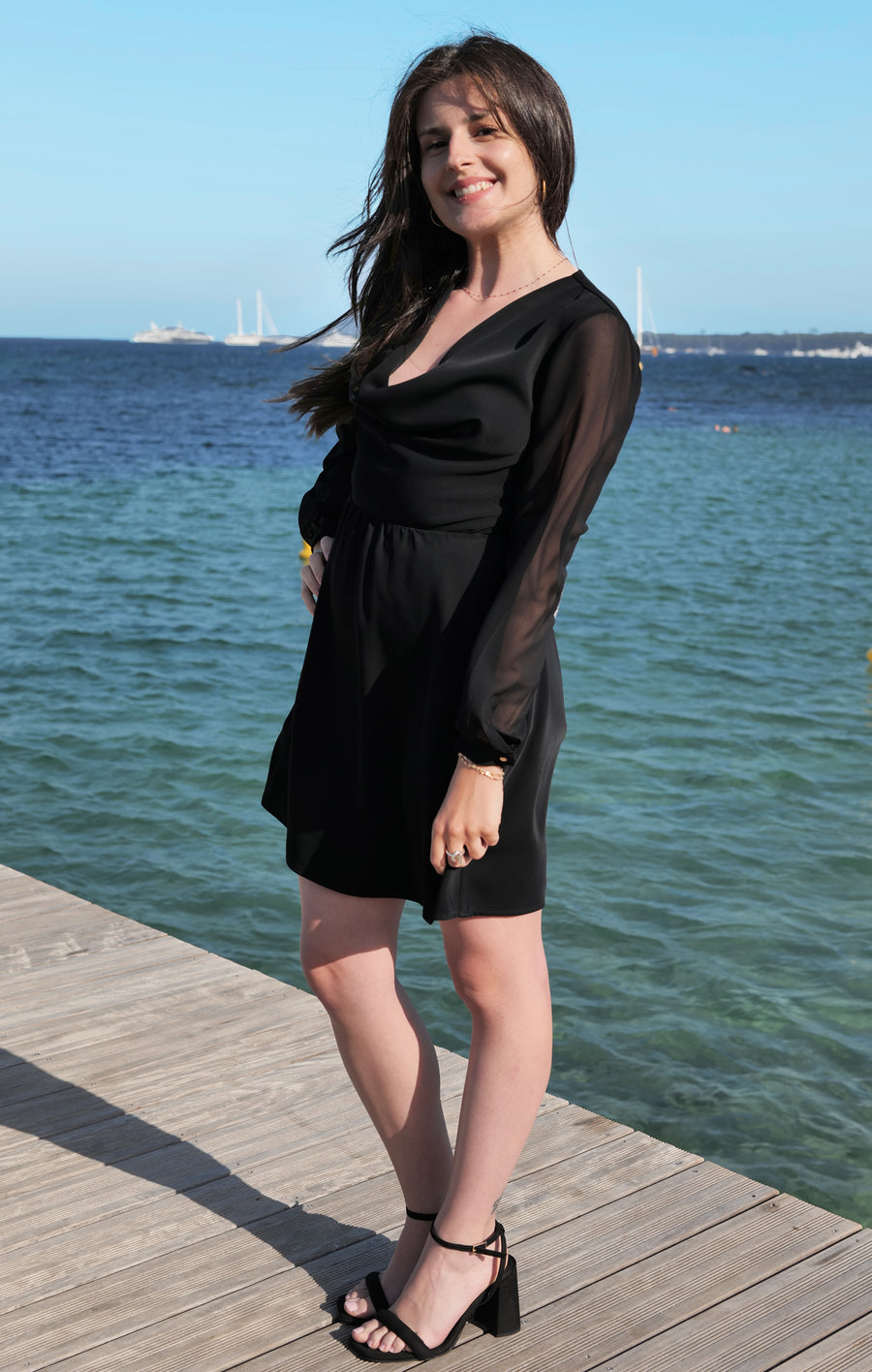 robe noire Kiara vue de profil