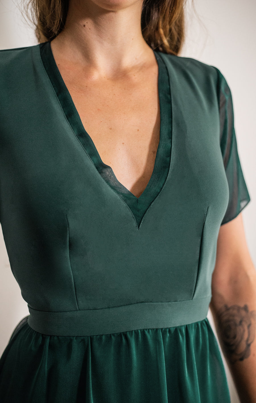 zoom décolleté robe longue maxi décolletée col V semi-transparente olivia vert émeraude